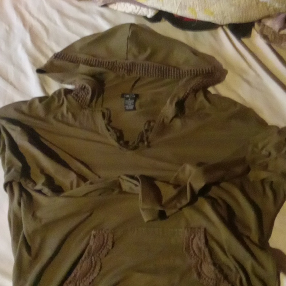 M rue 21 long sleve tee green
